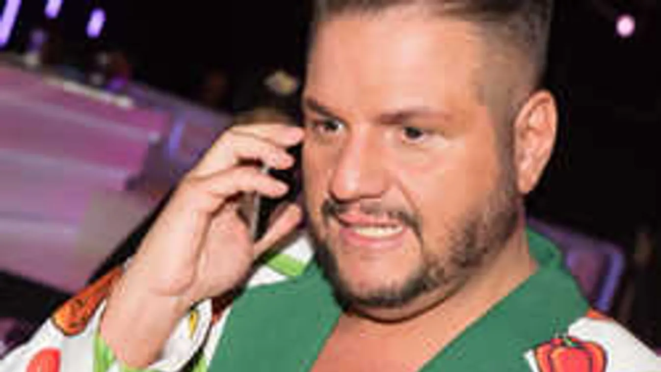 Komoly fájdalmakat élt át az énekes a mellékhelyiségben