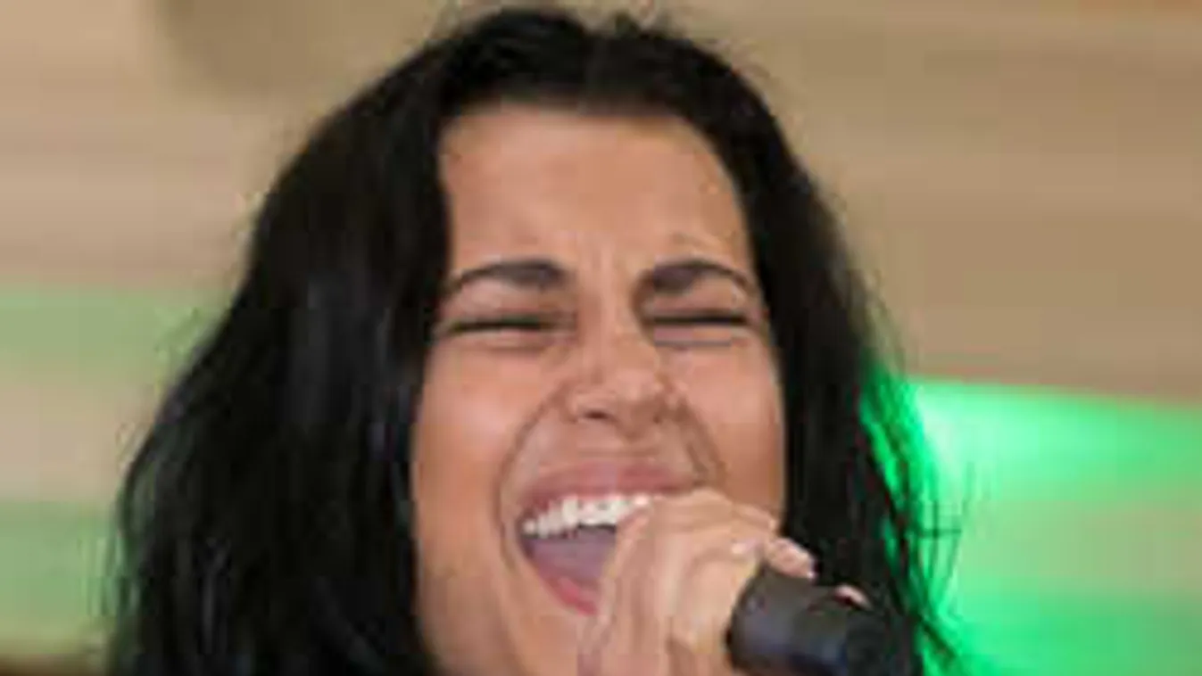 Óriási fordulat! Sorozatsztár lesz az ismert magyar énekesnő!