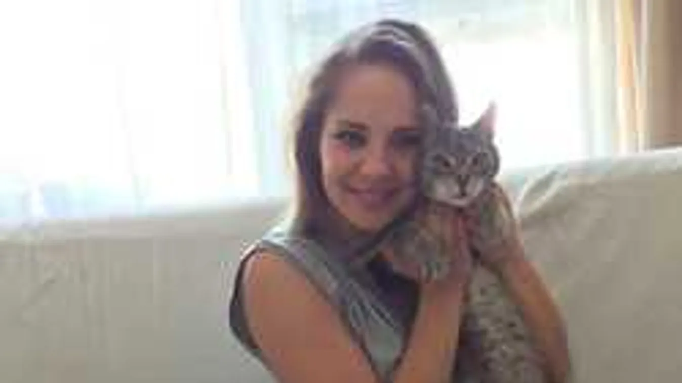 Meztelenül fotózták Adát, kivillant intim tetoválása