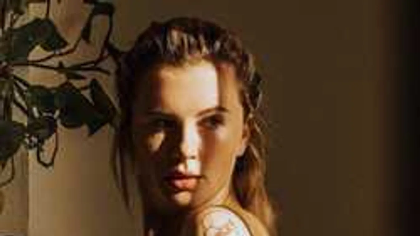 Követi sztáranyukáját a vetkőzésben a dögös modell - Fotók