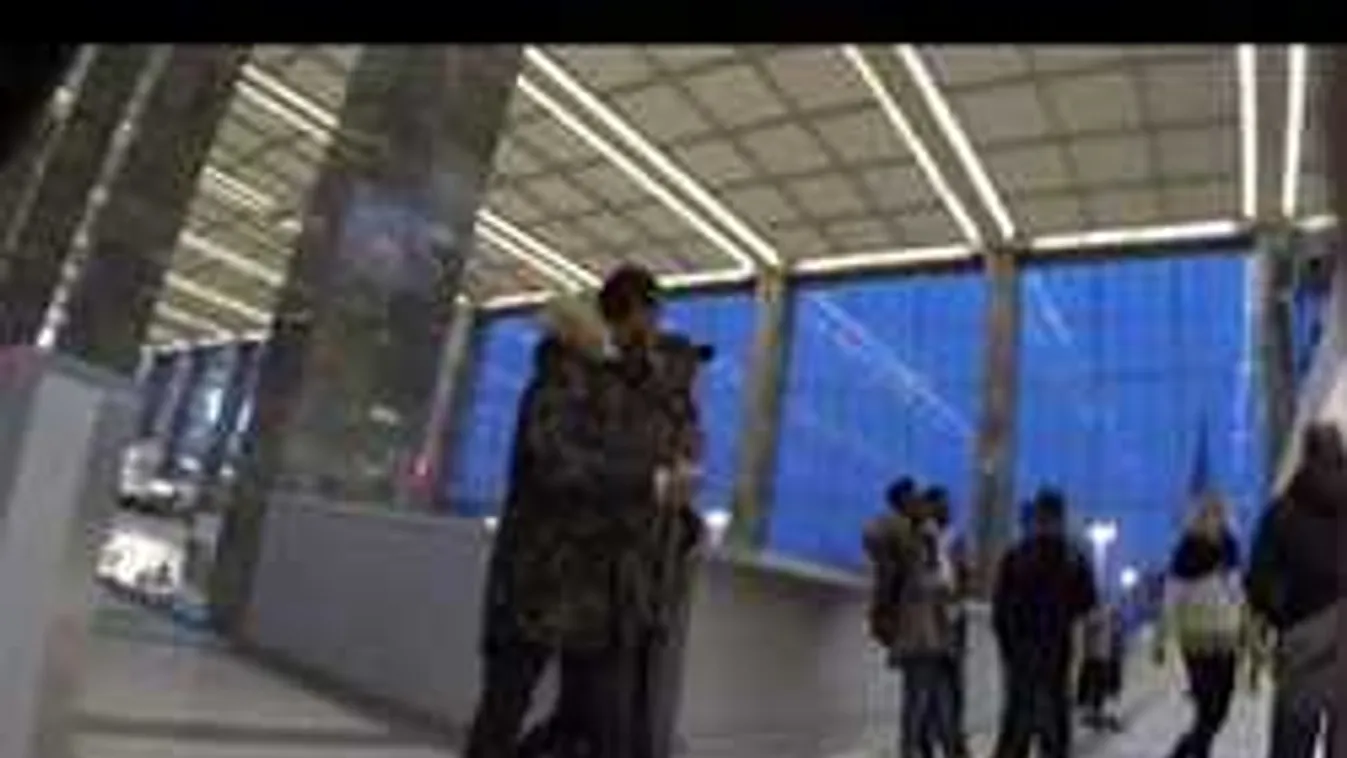 Elárasztották a migránsok Bécs belvárosát is - videó