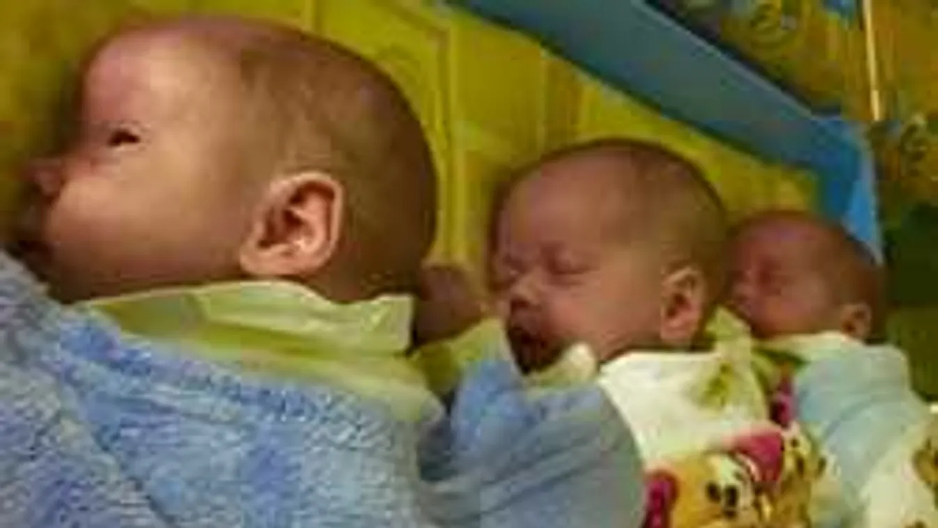 Megérkezett az első fotó a félárva hajdúszoboszlói hármas ikrekről