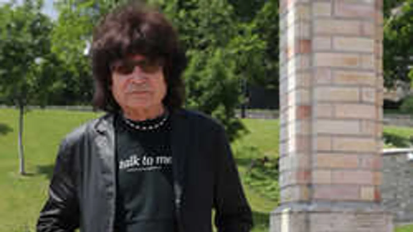 28 évvel fiatalabb nőt vett feleségül a magyar sztárzenész