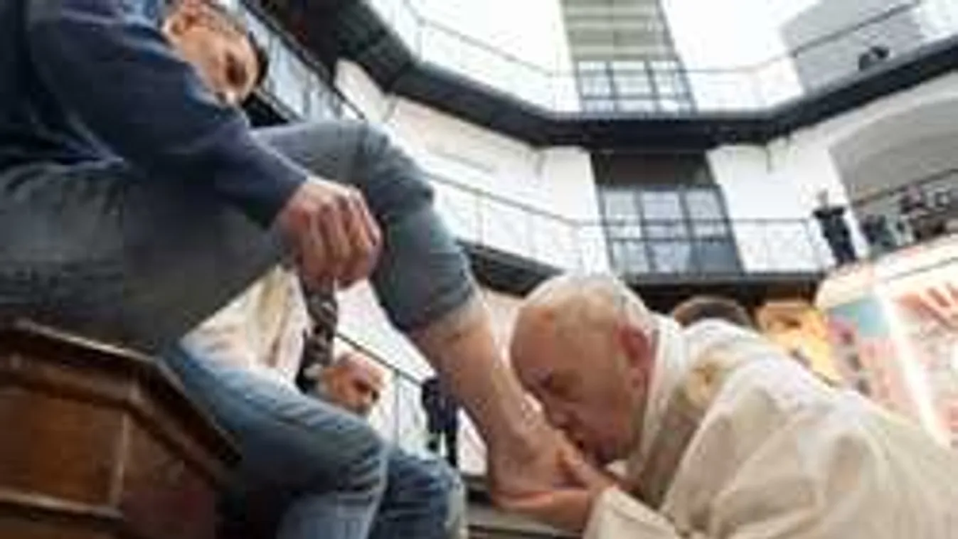 Ezért csókolgatja Ferenc pápa elítéltek lábát