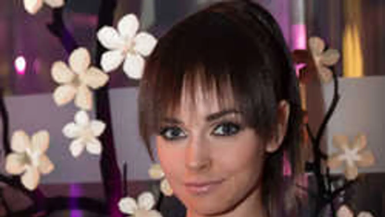 Ebbe a házba költözik a magyar sztáranya - Fotók