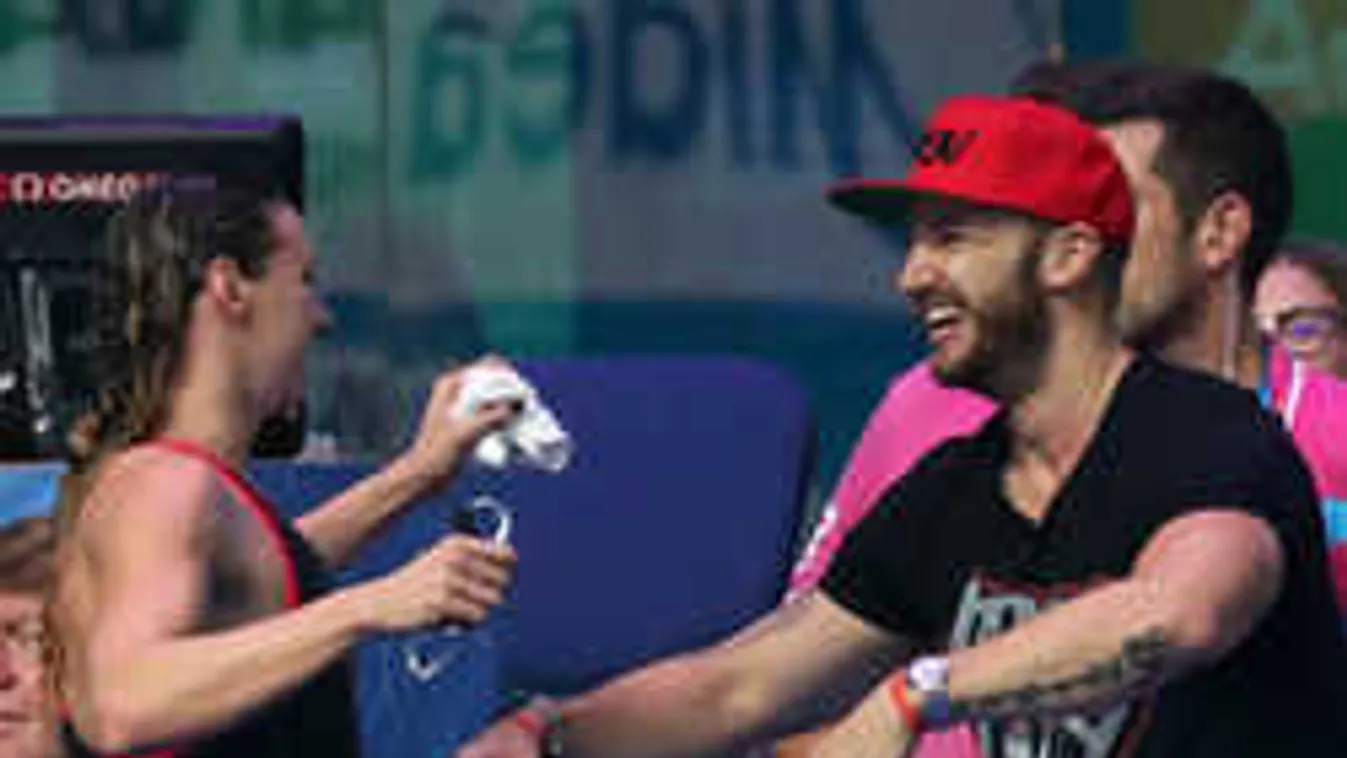 Újabb fotó, Shane Tusup nagyon boldog Hosszú Katinka mellett