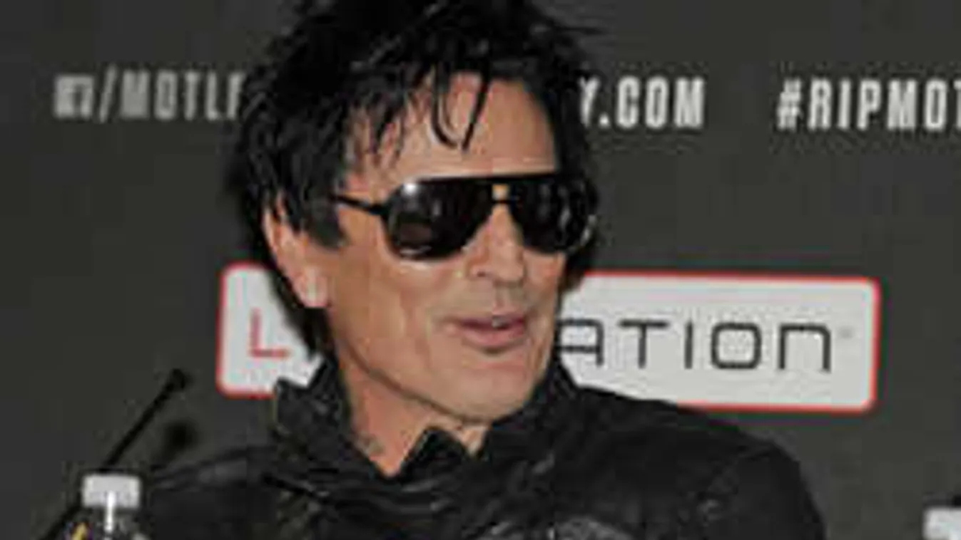 Brutális támadás érte a népszerű rocksztárt,megmutatta véres arcát +18