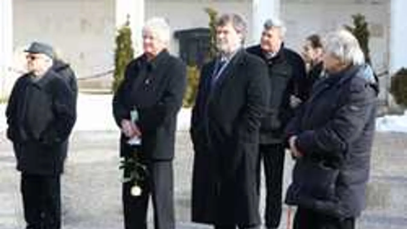 Megérkeztek az első képek Tahi Tóth László temetéséről