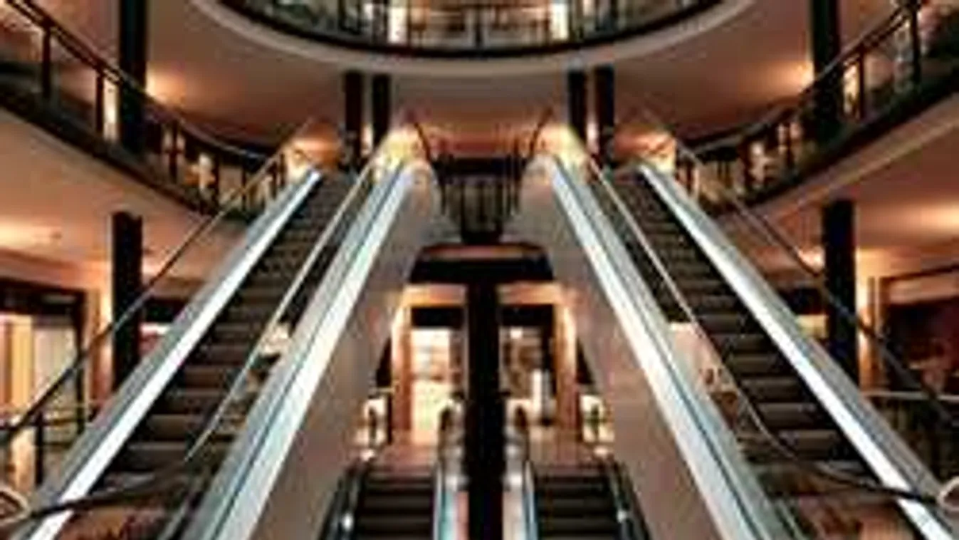 Ilyet még nem láttunk! Elnyelt a mozgólépcső egy embert - Videó