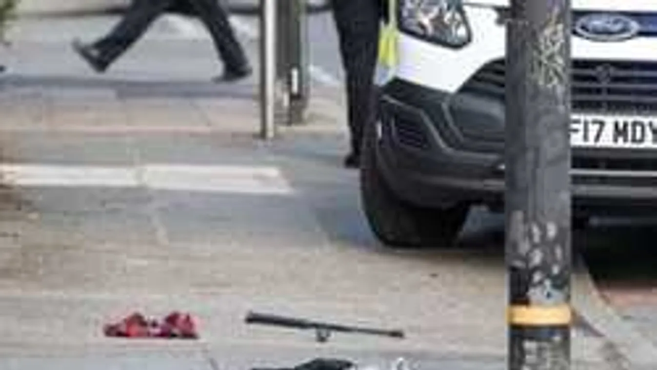 Most érkezett: machetével támadt a rendőrökre egy férfi Manchesterben