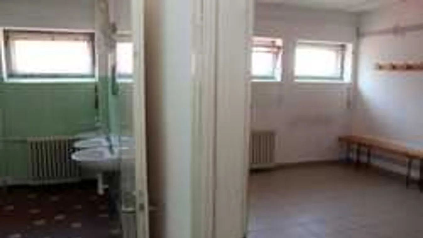 Aljas dolgot művelt ez a magyar férfi a sportcsarnok női öltözőjében