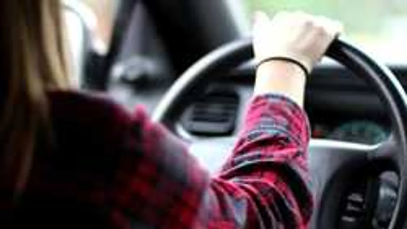 Ötös karambol az M1-esen, leállósávban haladnak az autók