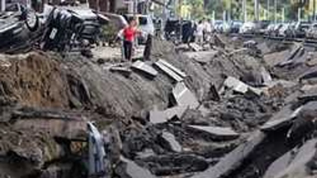 Hatalmas robbanás történt a forgalmas kínai sétálóutcában! - videó