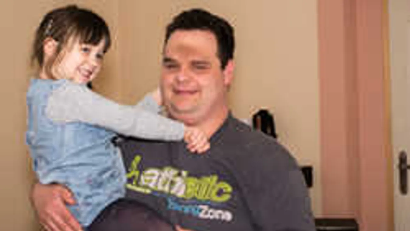 Így éltek vissza a vak apuka és kislánya képeivel