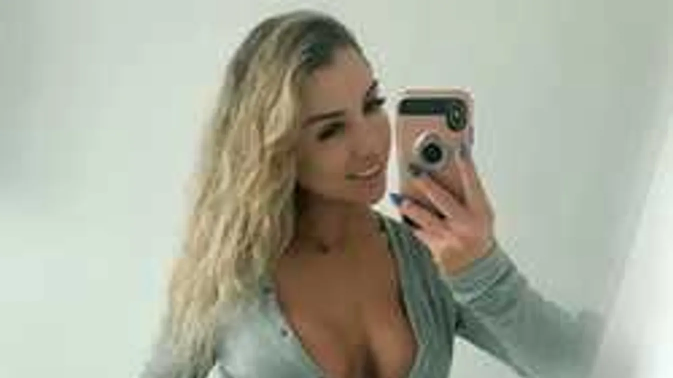 Õrjítő pózban vonaglik az ágyán a teljesen pucér bombázó