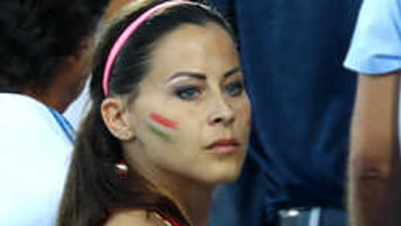 Kamerával figyelték a magyar politikus félmeztelen lányát