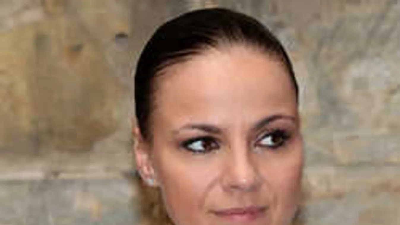 Mi történt? Elhalasztja esküvőjét a magyar énekesnő