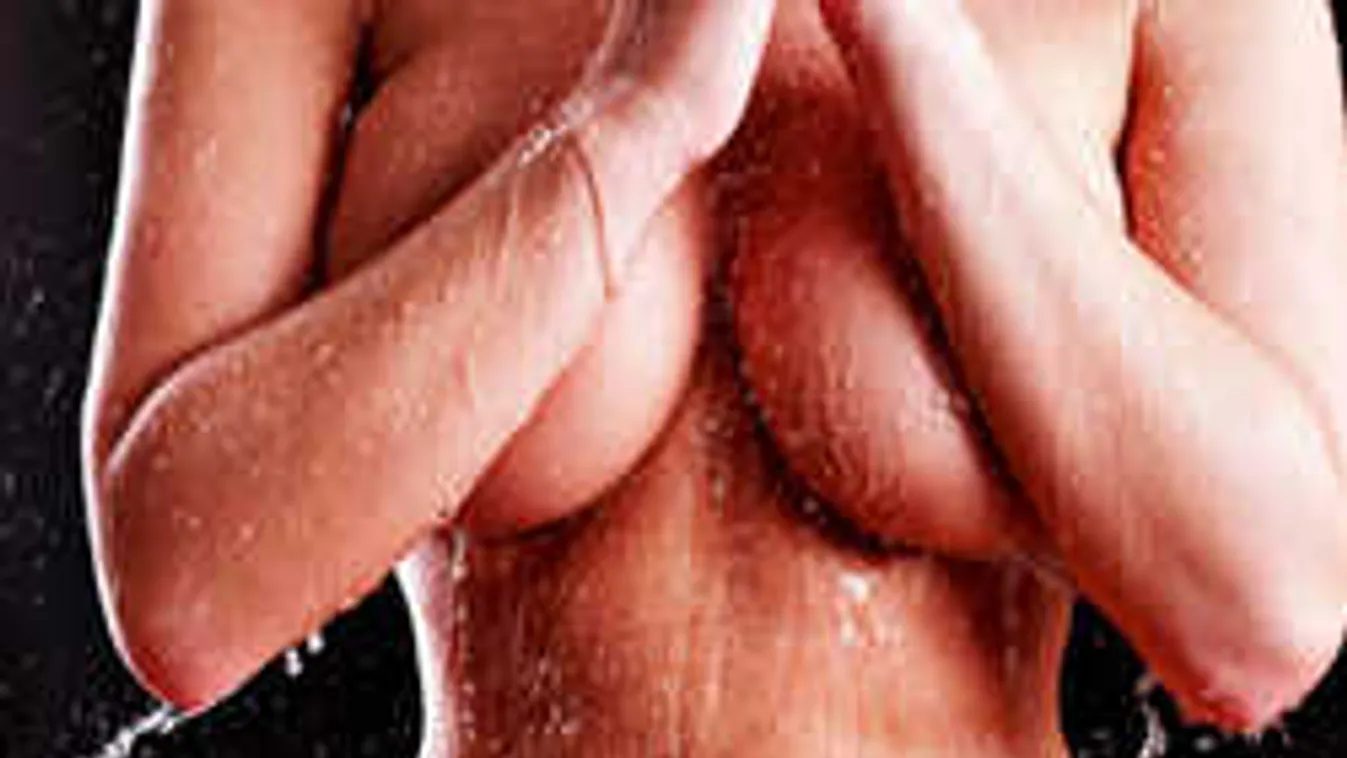 Meztelen zuhanyzásáról osztott meg videót a Playmate