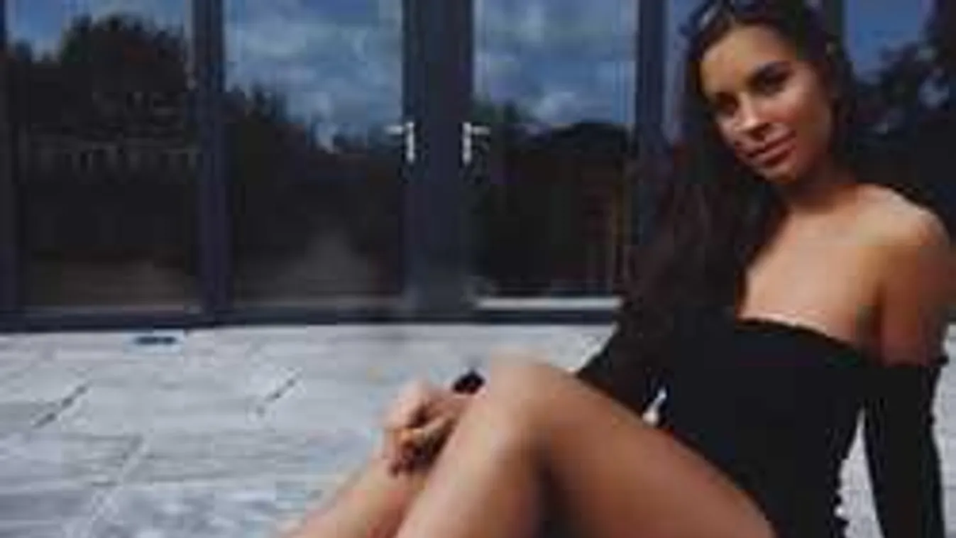 Bugyi nélkül, őrjítő pózokban mutatja magát a szexi modell