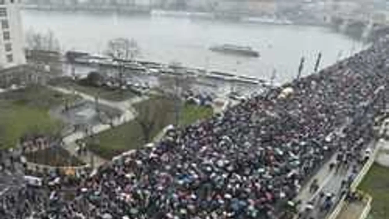 Elképesztő tömeg a Békemeneten, több százezer  ember, tömött sorokban