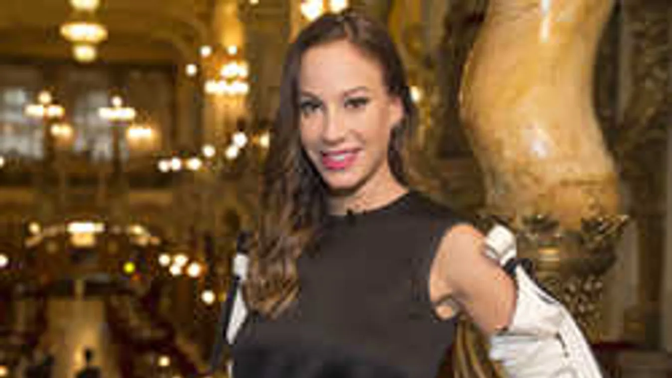 Szuper szexi: csak némi hab takarja Vajna Timi testét