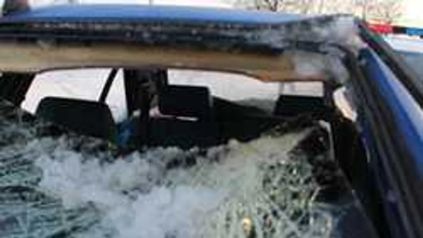 Durva fotók, balesetet okozott a kamionról lezuhanó jég a Hajdúságban