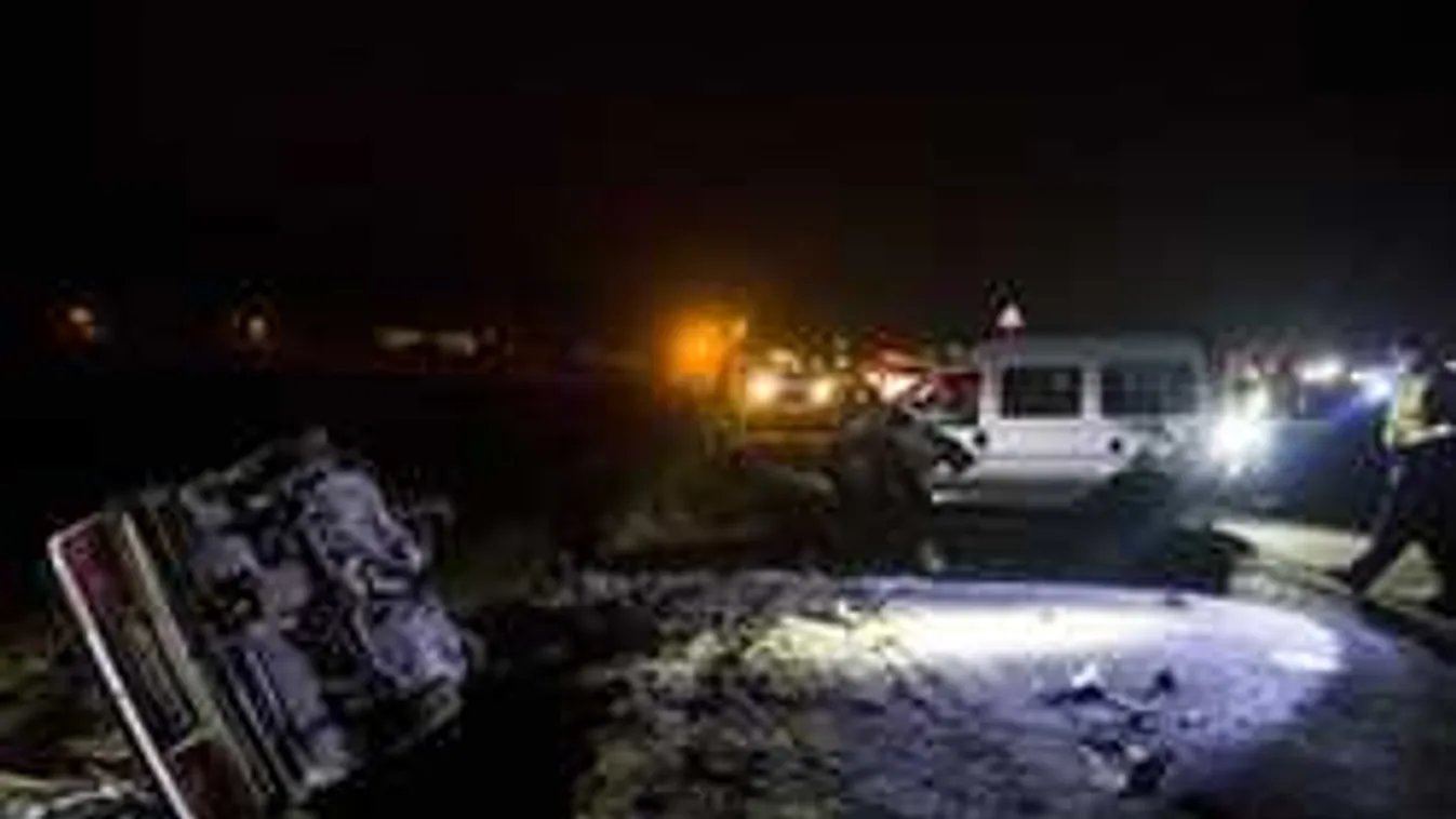 Halálos karambol történt, kisbusz ütközött autóval