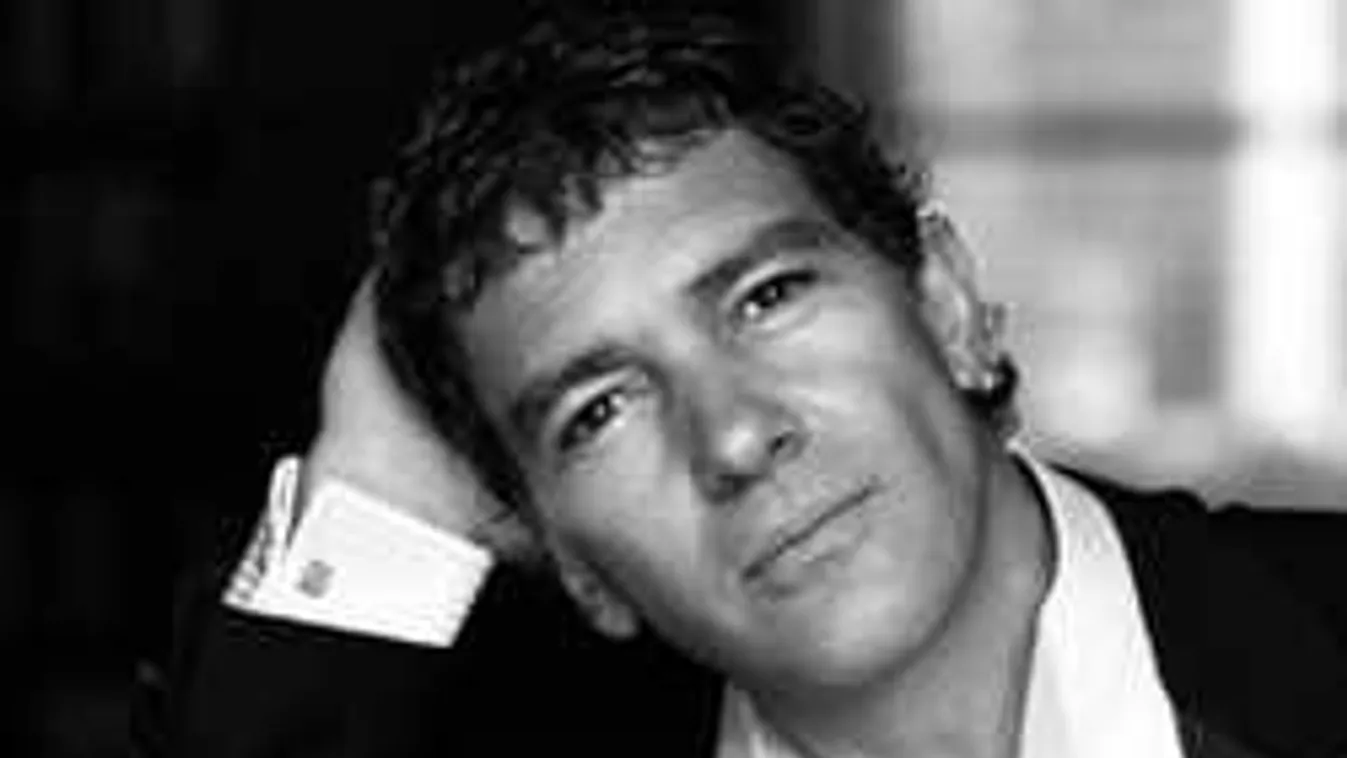 Meglepő fotók, ezt művelte Szentedrén Antonio Banderas