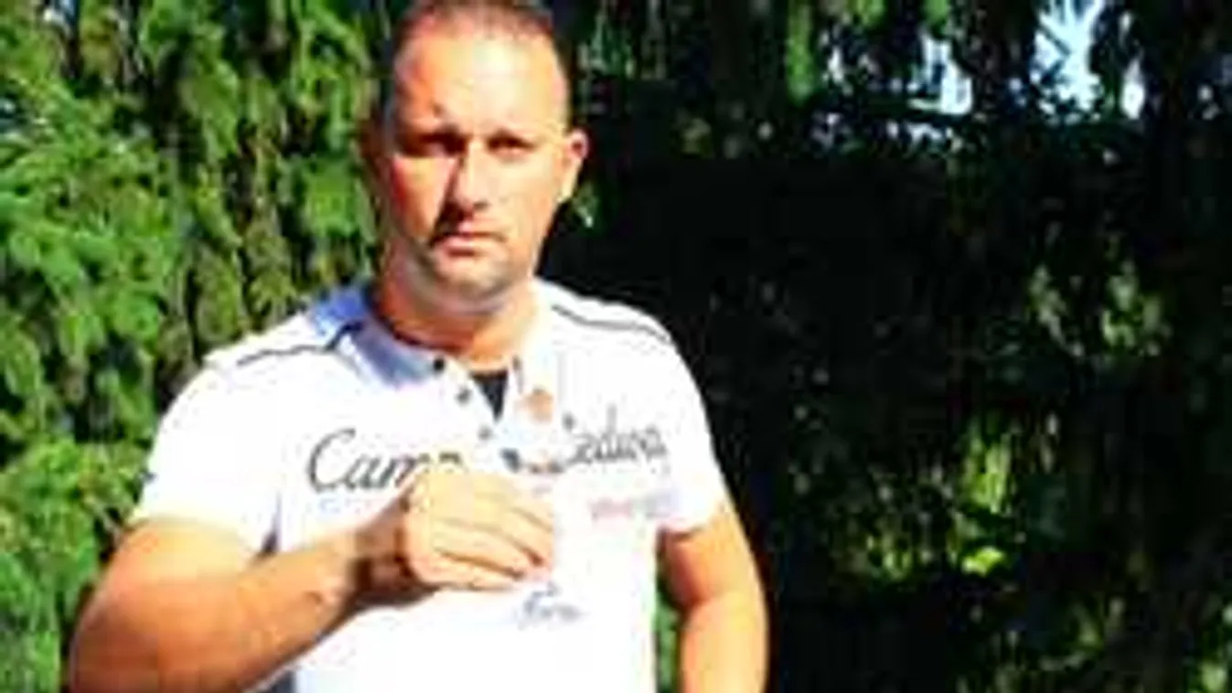 Különös randi, vele távozott a bordélyházból a magyar sztár - Fotó