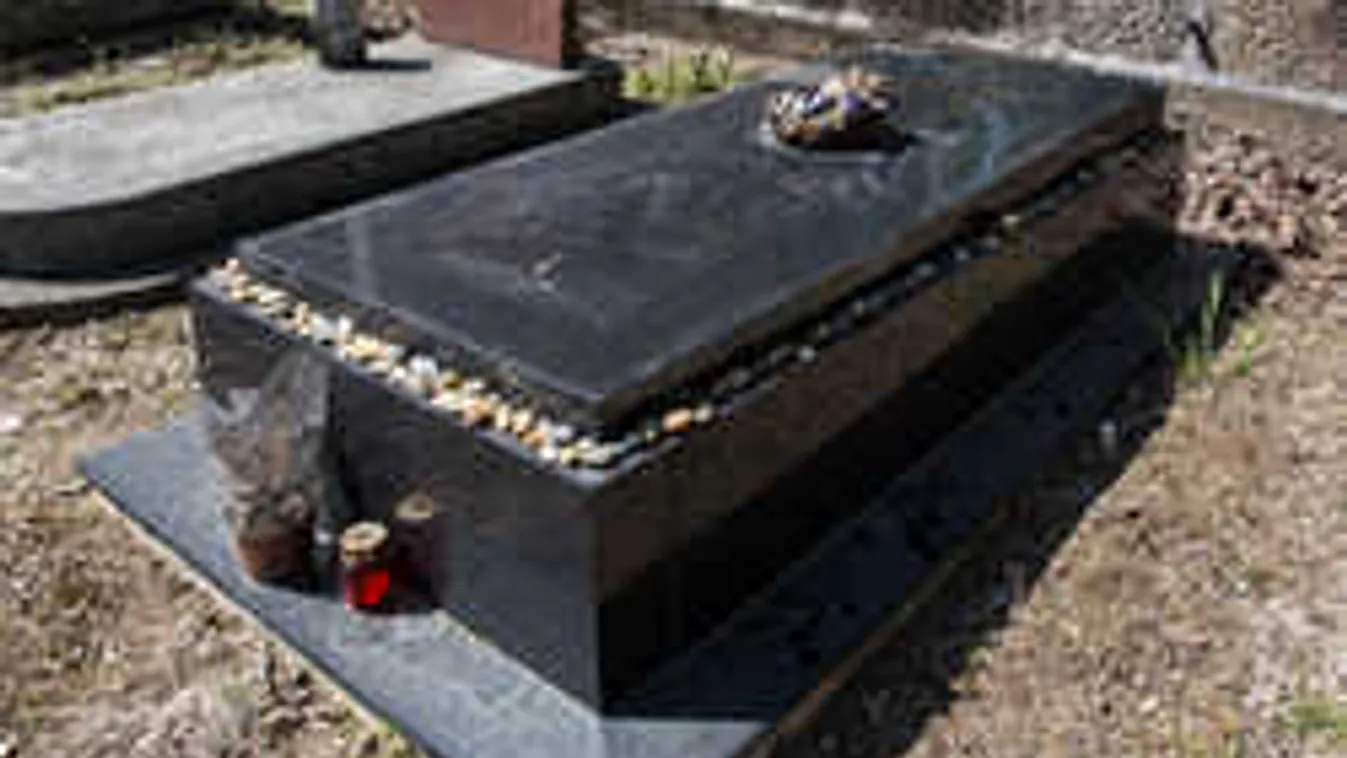 Temetőben jártunk: Rejtélyes idegen gondozza Fenyő János sírját - Fotó