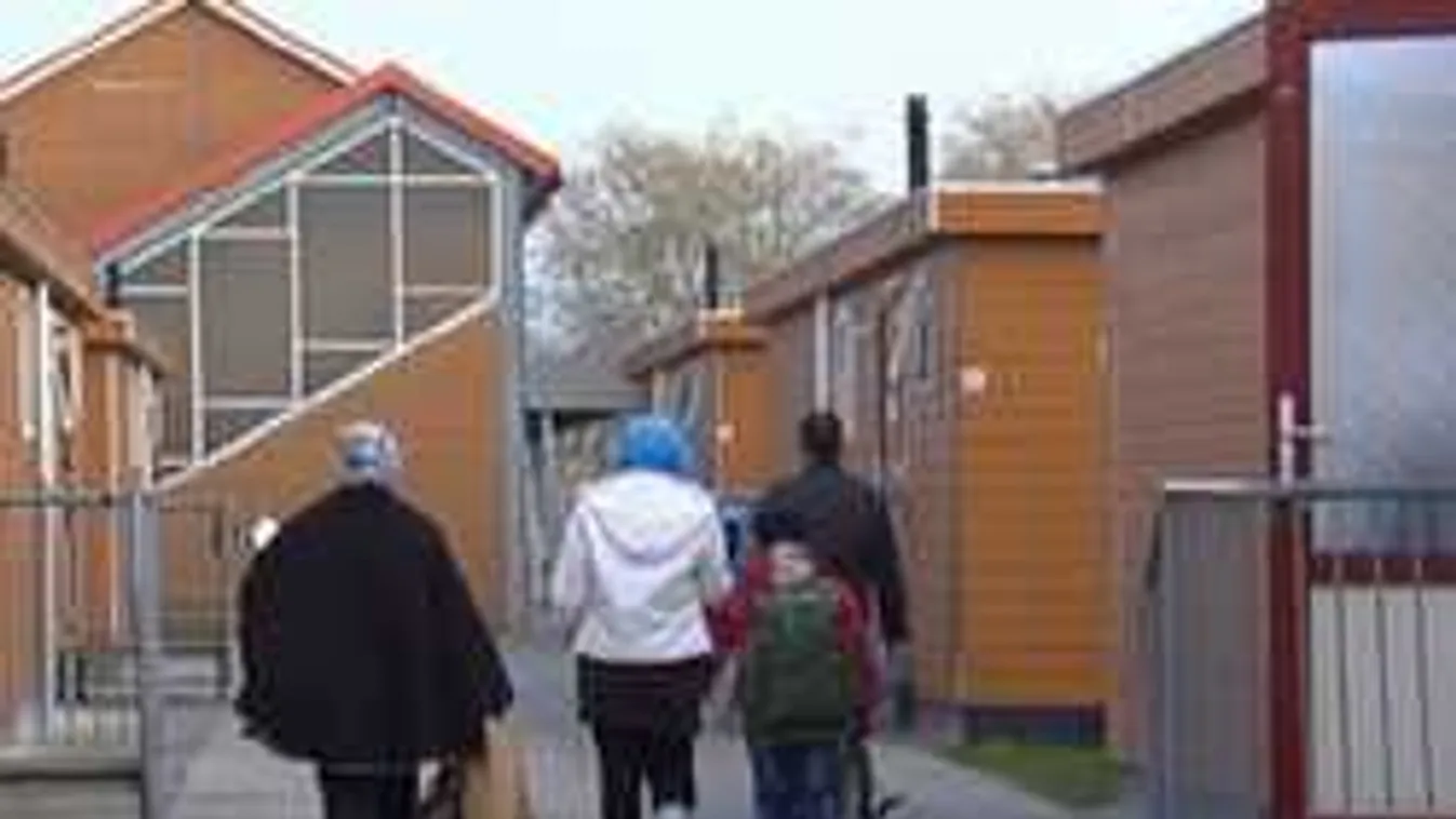 Dühösek a migránsok, mert takarítaniuk kell maguk után a WC-t