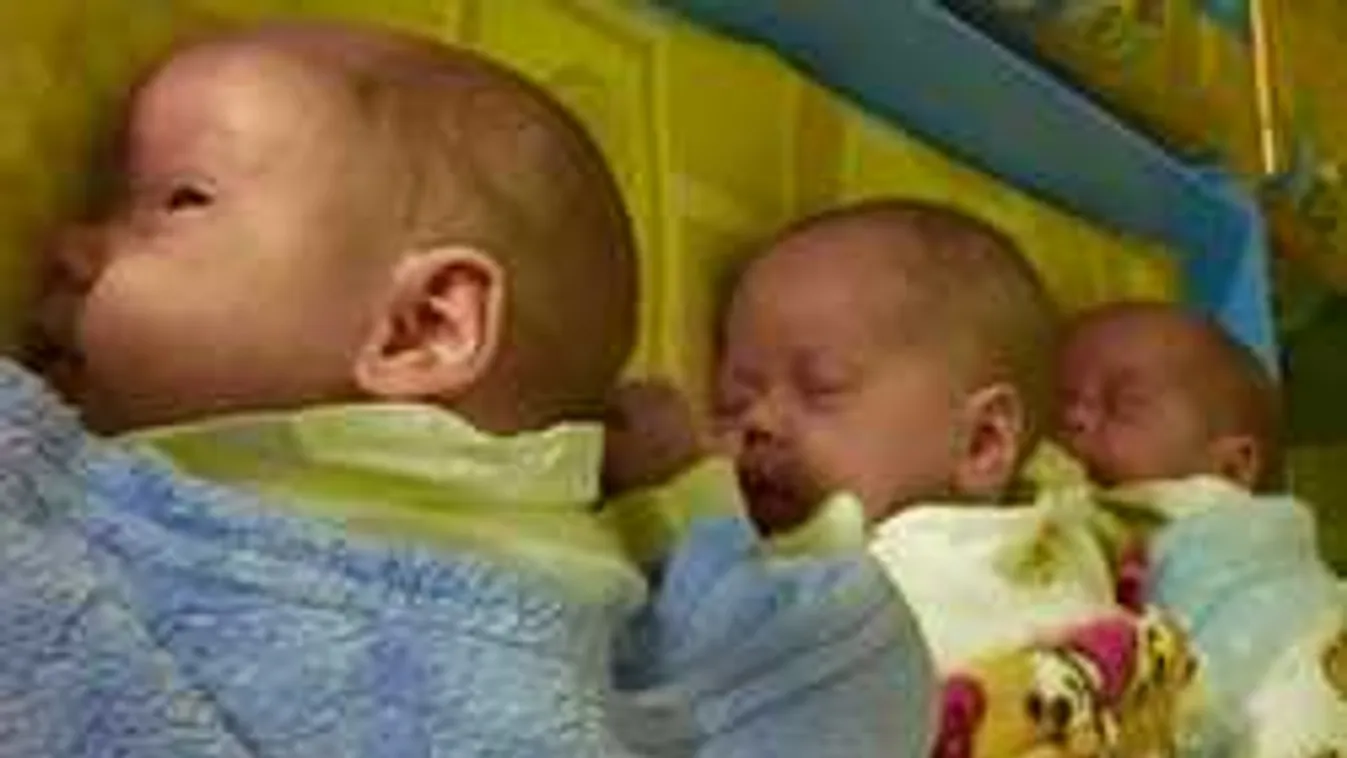 Friss fotók a hajdúszoboszlói hármas ikrekről: erre várt mindenki