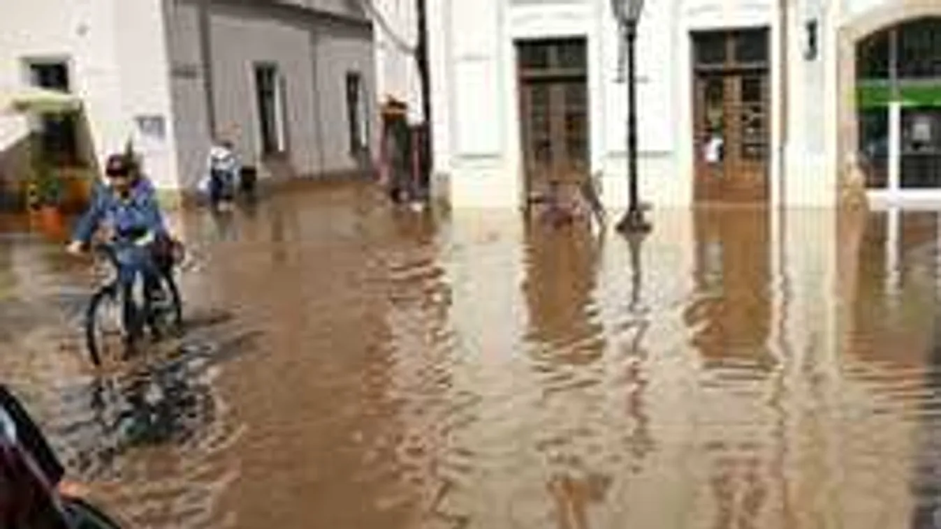 Félelmetes, ellepte Eger belvárosát a víz - Fotó