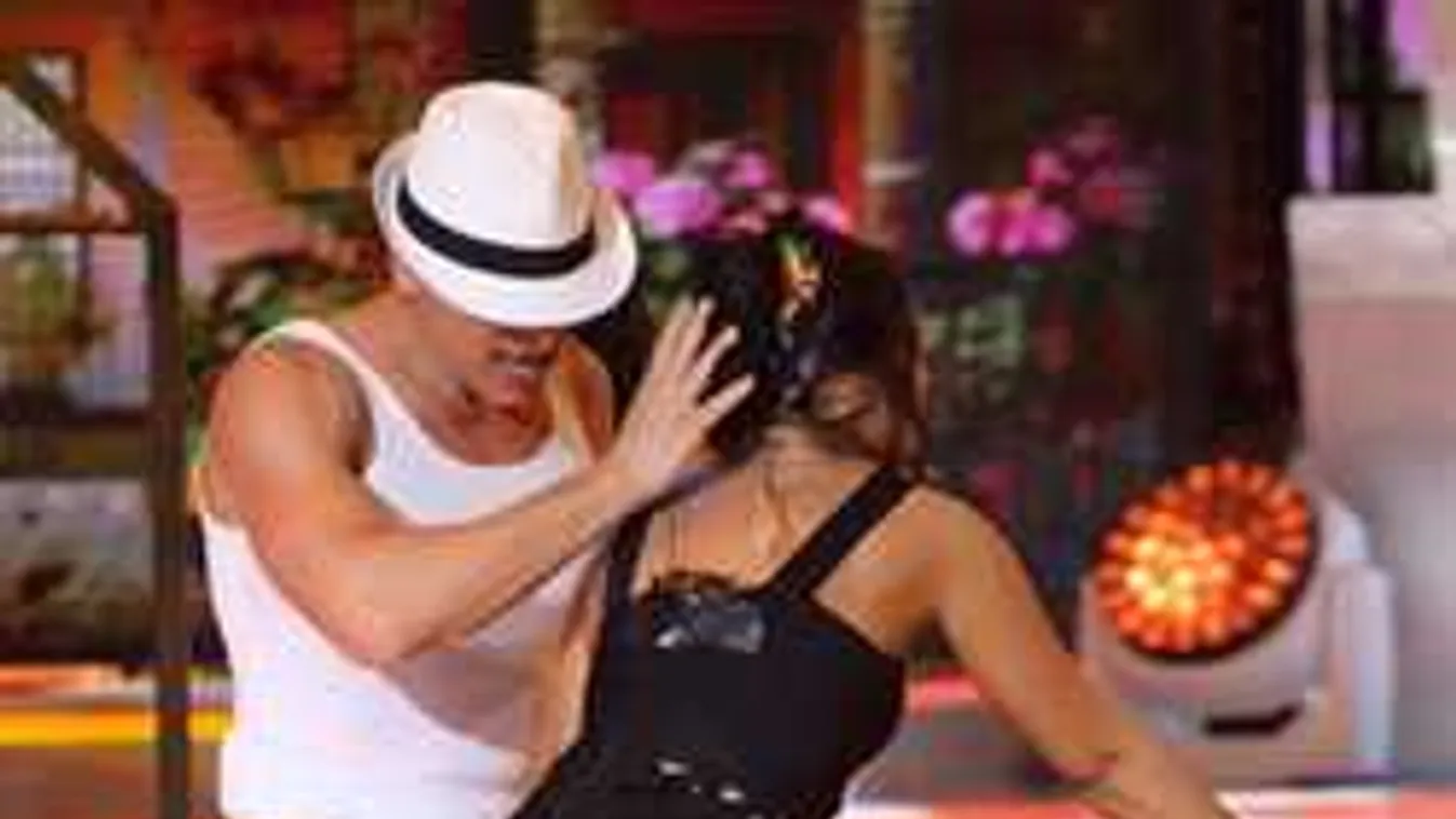 Brutál szexi fenék: tangában, élő adásban pucsított be Tóth Andi!