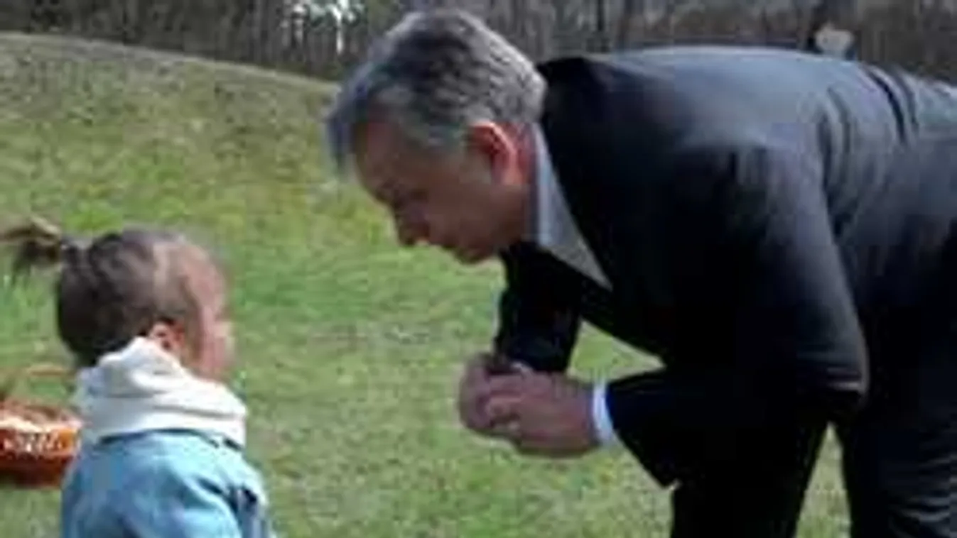 Az első videó Orbán Viktor kisunokájáról, Alízról