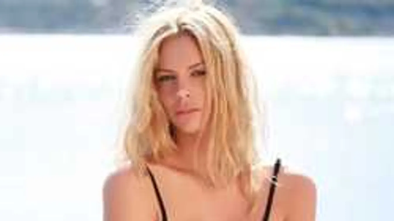 Meztelenre vetkőzött a nagymellű színésznő, Ronaldo is behódolt neki