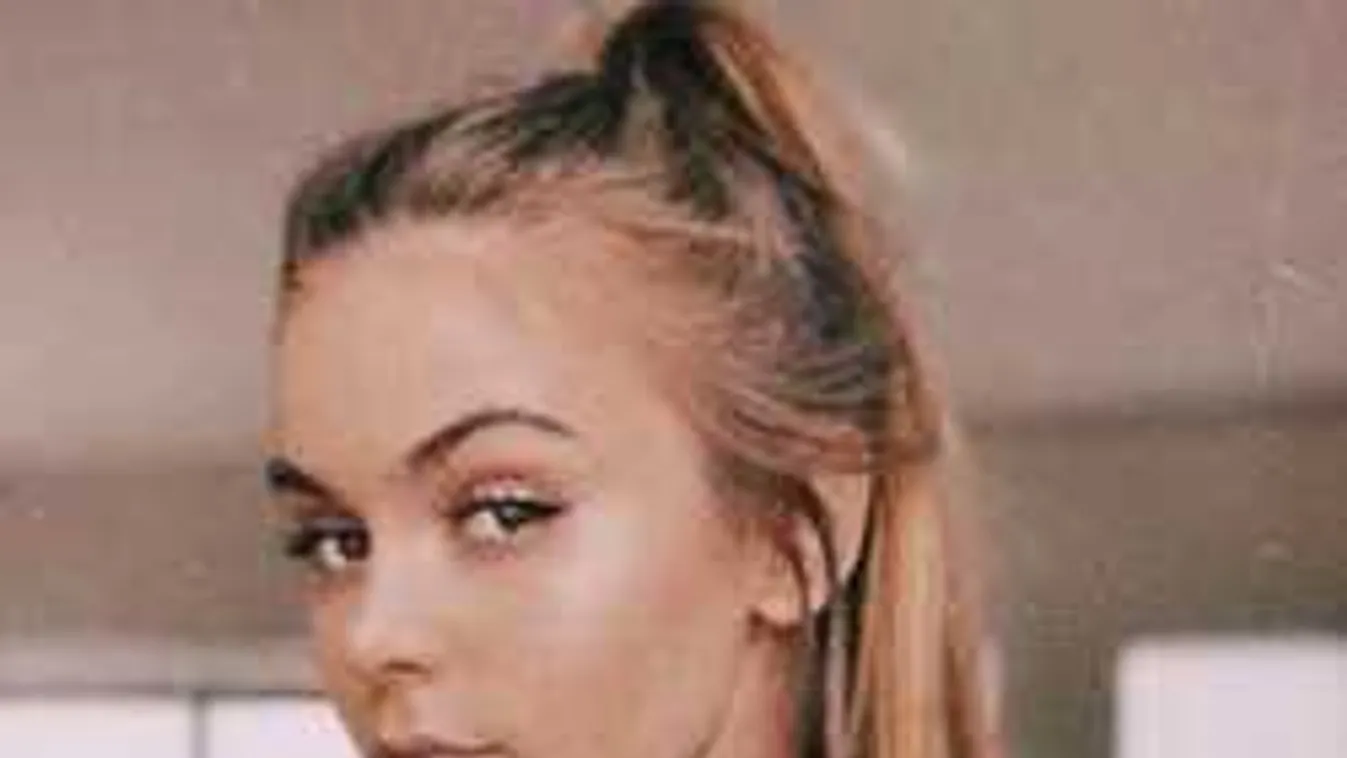 Anyaszült meztelenül, egy lóval pózolt a fiatal manöken a parton!