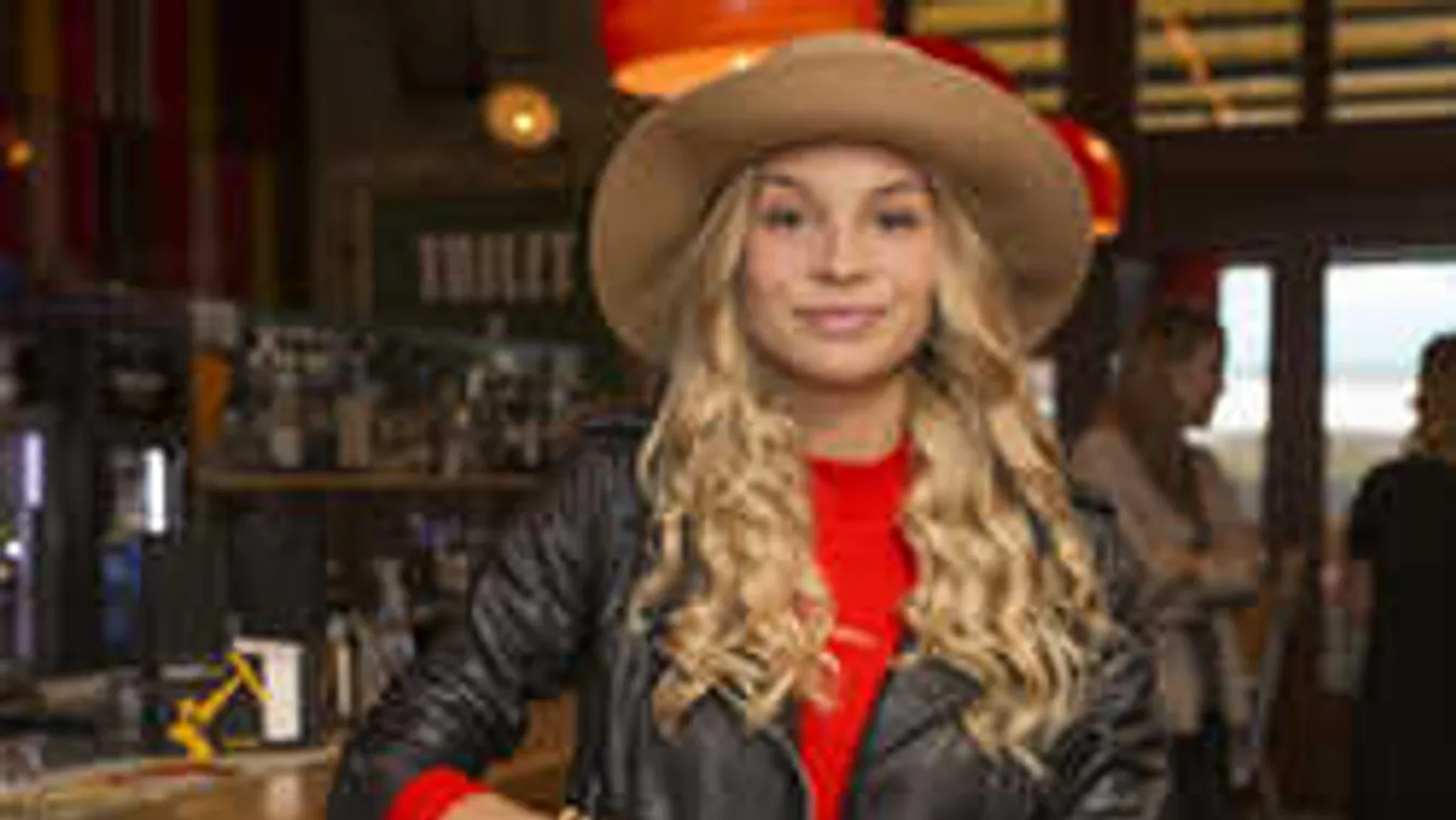 Iszak Eszter a romantika fővárosában mutatta meg, mi van a lába között!