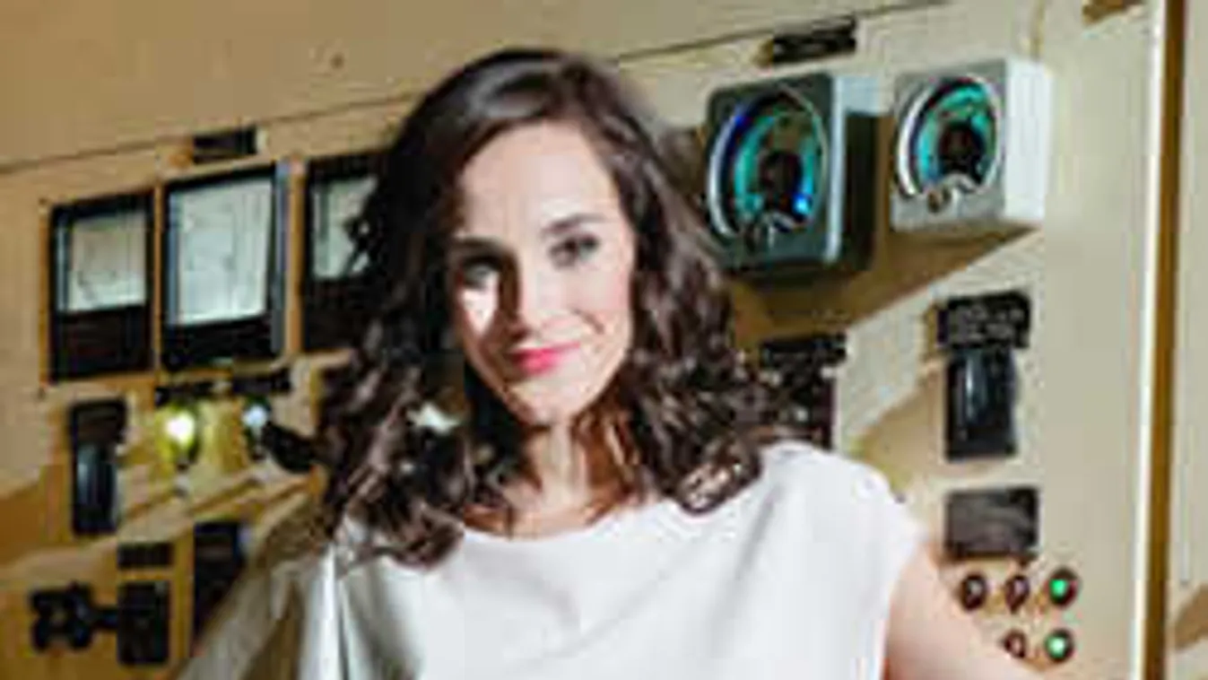 Mesés ruhákban fotózták a Petőfi TV csinos műsorvezetőjét