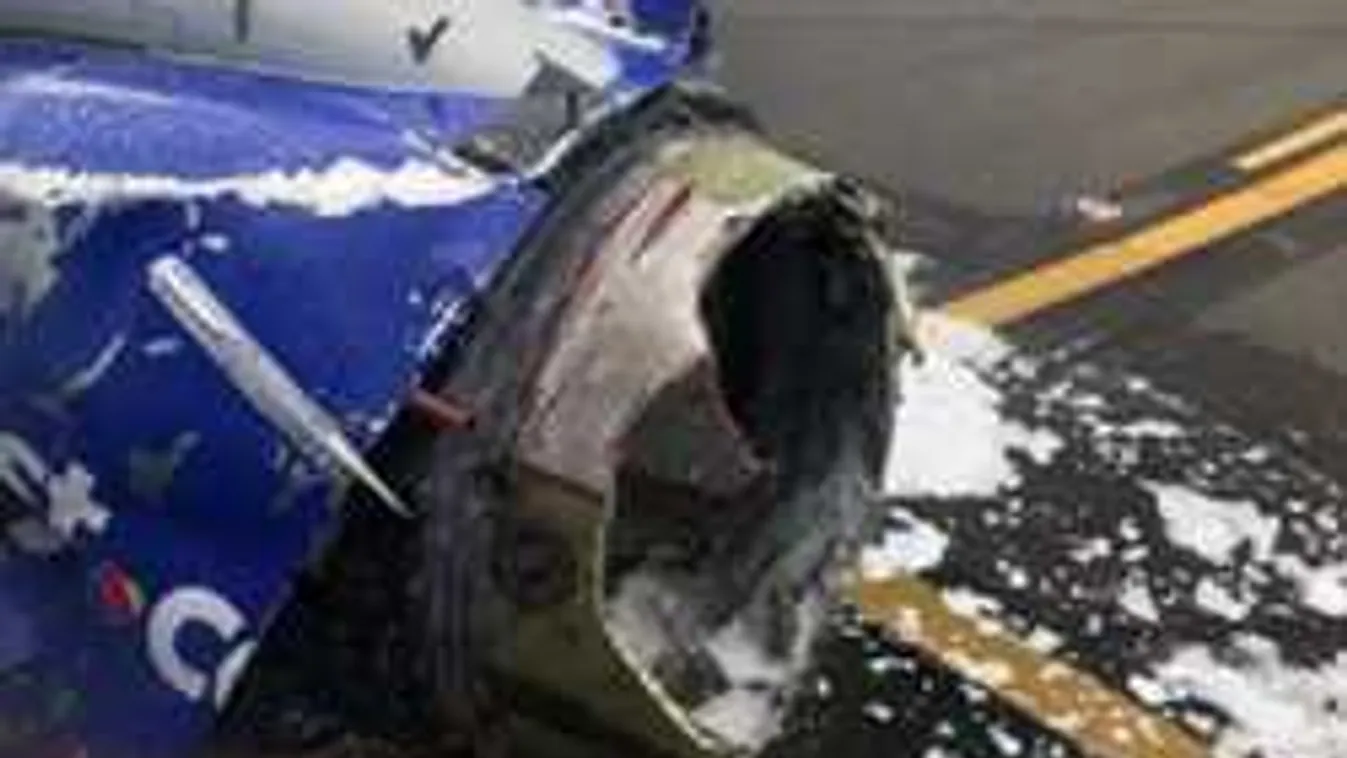 Pánik a repülőn: felrobbant az egyik hajtómű. Videó!