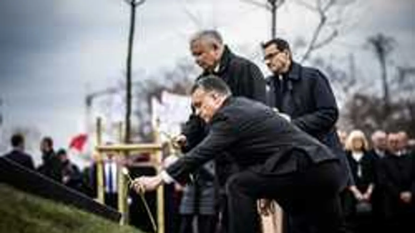 Fehér tulipán Orbán Viktor kezében - videó