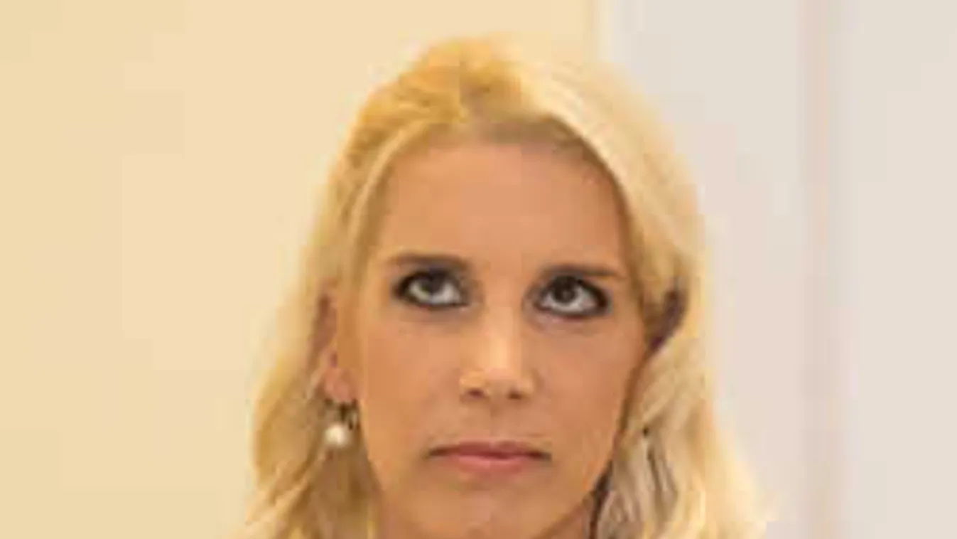 Brutális fotó: durván megverte exét a leszbikus magyar színésznő