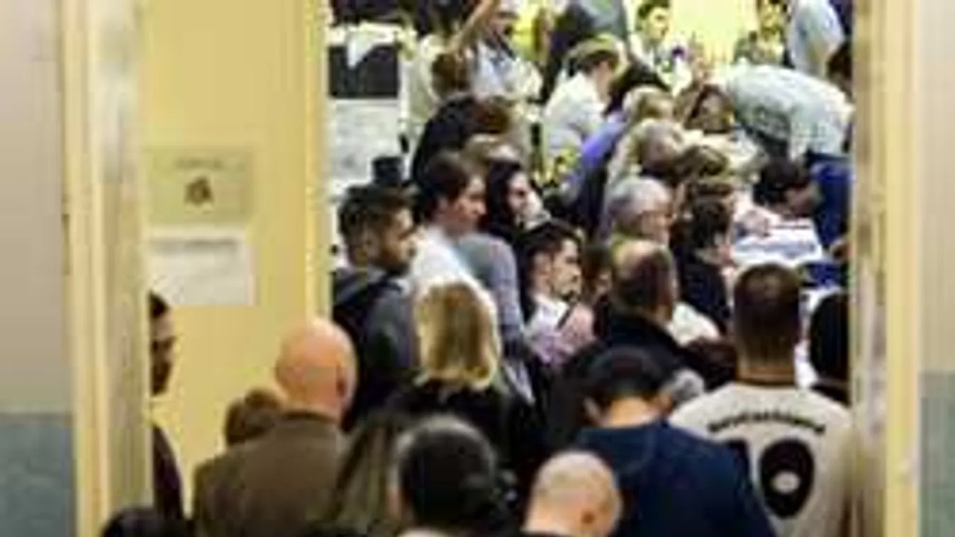 Képregénnyel ütötte el az időt a Bocskai úton az utolsó szavazó