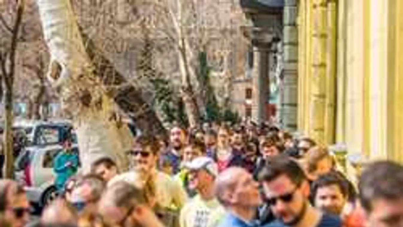 Kígyózó sorok a budapesti szavazóköröknél