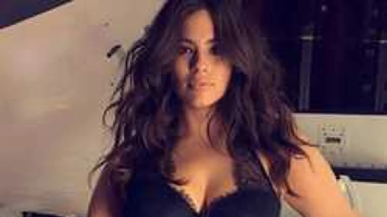 Forró, ez történt a fotózáson a ducimodell hatalmas mellével - Videó