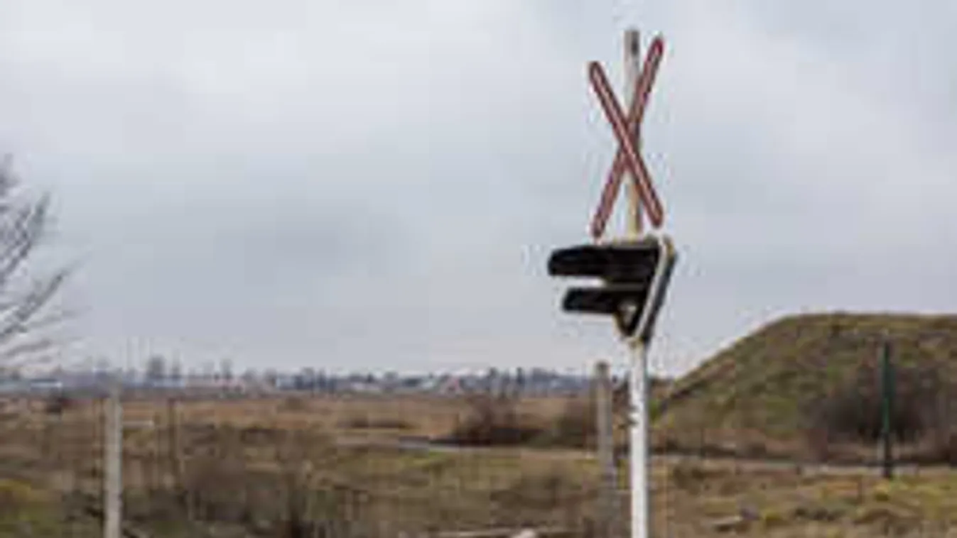 Leesett az álla a vasúti kereszteződésben várakozóknak attól, ami érkezett!