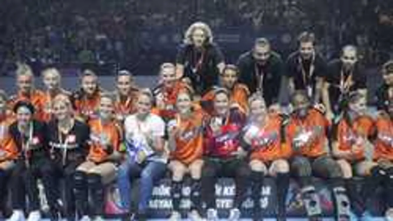 Áll a bál, asztalra csapott a magyar polgármester