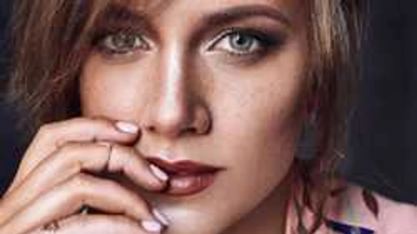 Nem semmi: Köldökig dekoltált ruhában bulizott Tóth Gabi