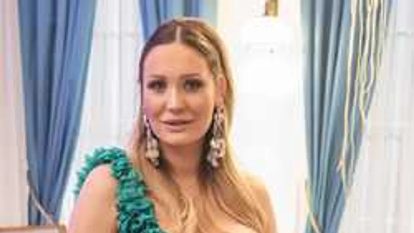 A szülés előtt meztelen terheshasat villantott Luxus Dalma