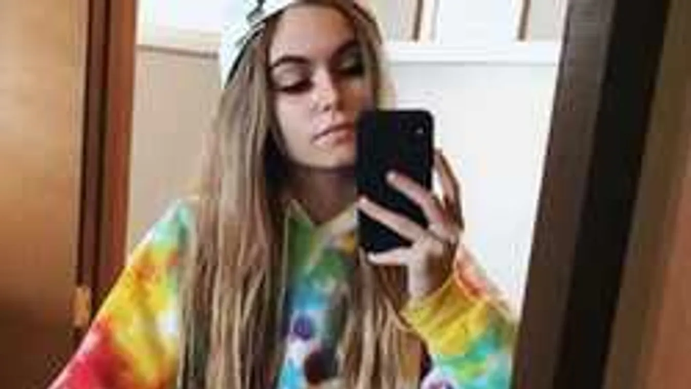 Az ágyában készített meztelen szelfit rajongóinak a gyönyörű modell!